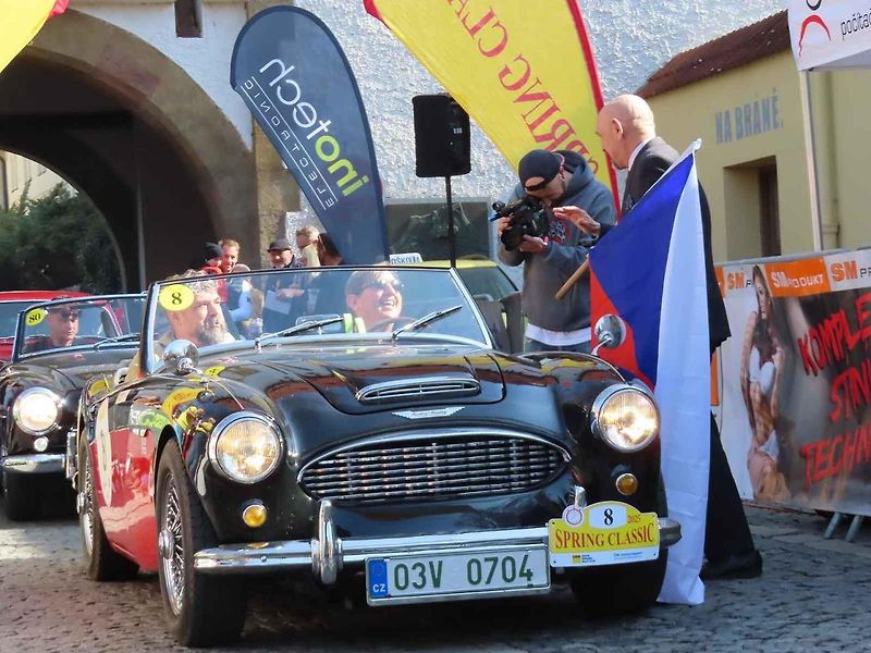 Michal a Jonáš Pavlíčkovi na startu. Rallye Spring Classic startovalo v sobotu 12. dubna dopoledne z jihočeského Tábora. Na trasu 231 kilometrů vyrazilo 100 posádek.