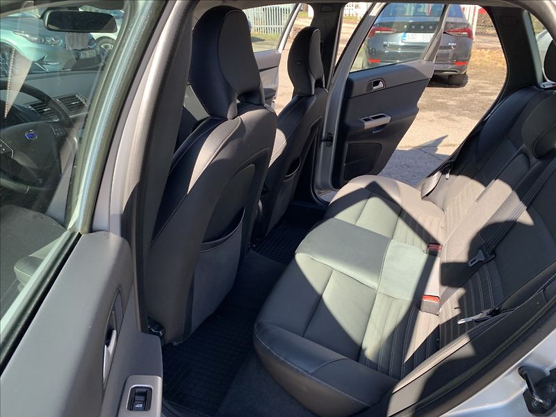 Volvo V50 2,0 D - fotka 15 z 17