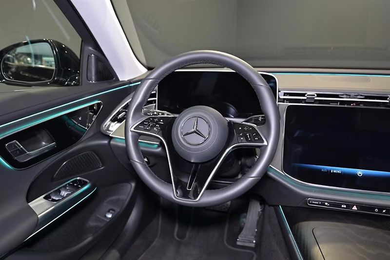 Mercedes-Benz Třídy E 220d 4M Avantgarde 360 Pano Ta - fotka 10 z 15