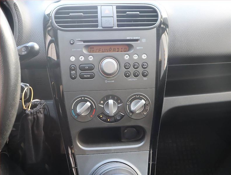 Suzuki Splash (2012) 1.0, Vyhř. sedaček - fotka 12 z 16