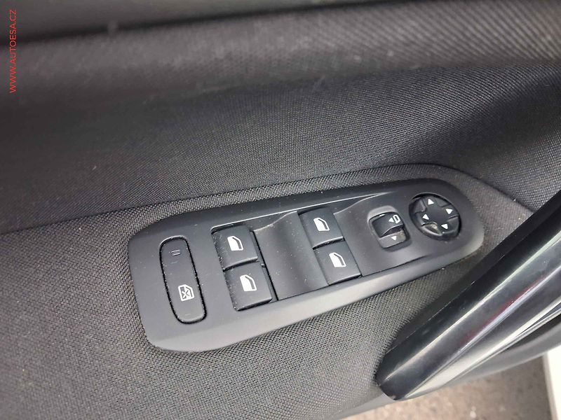 Peugeot 308 (2019) 1.2 PT, 1.maj,ČR, servis - fotka 14 z 17
