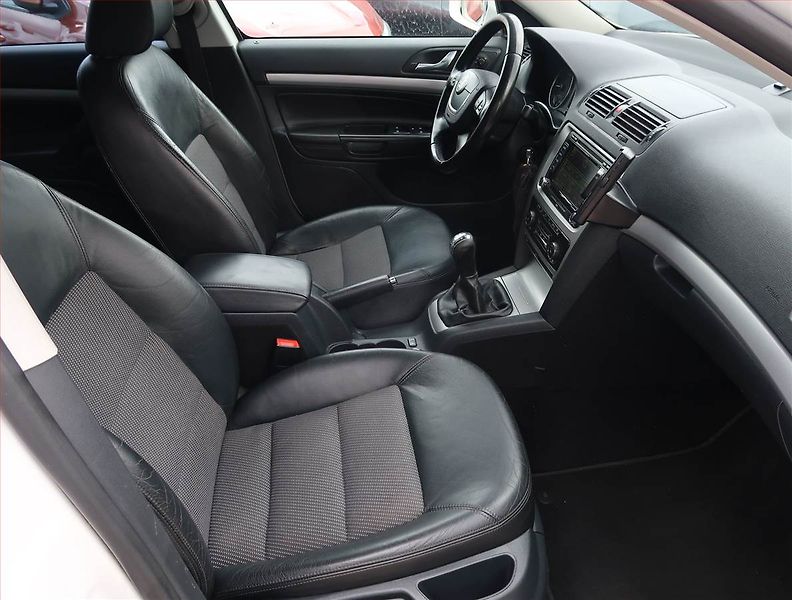 Škoda Octavia (2010) 2.0 TDI, nová STK, rezervace - fotka 9 z 20