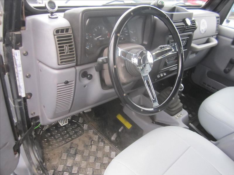 Jeep Wrangler 2.5i 4x4, Hardtop - fotka 11 z 38