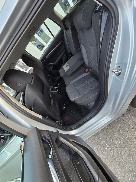 Škoda Octavia 2.0TDi 110kW DSG STYLE + NAVI - fotka 22 z 23