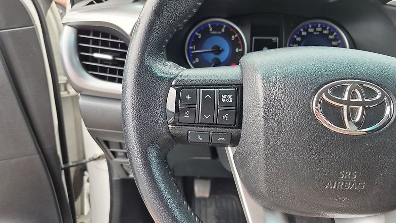 Toyota Hilux Active  2.4L Diesel 6M/T 4x4 - fotka 14 z 23
