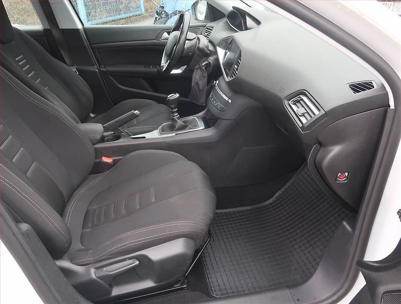 Peugeot 308 (2018) 1.5 BlueHDi, Navi, Tempomat - fotka 9 z 17
