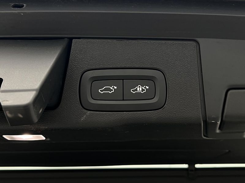 Volvo XC60 T6 AWD DARK PLUS RECHARGE AUT - fotka 48 z 49
