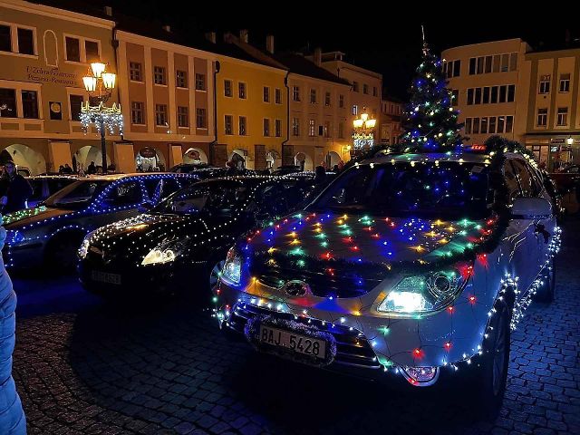 Start Vánoční jízdy na Velkém náměstí v Kroměříži, 17. prosince 2023.