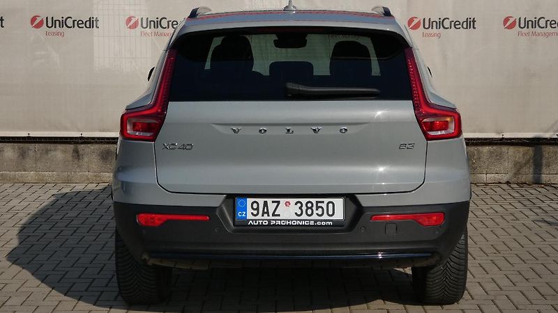 Volvo XC40 B3 PLUS DARK - fotka 4 z 23