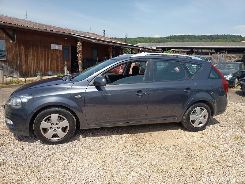 Kia Ceed (2010) 1.4SW - fotka 12 z 37