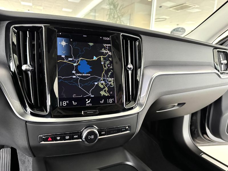 Volvo V60 B3 AUT*120kW*KeyLess*LED*Kamer - fotka 19 z 35