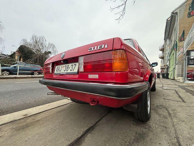 BMW Řada 3 E30-318i/1986/2.maj. garážován - fotka 31 z 50