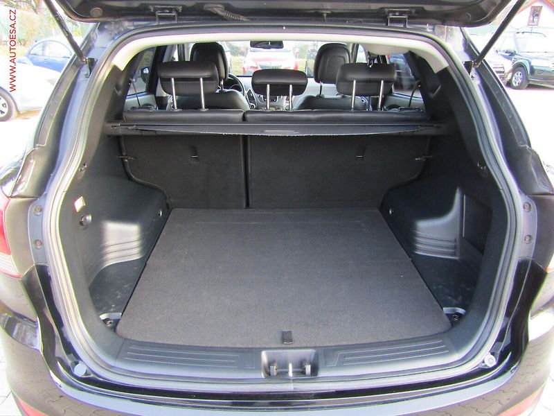 Hyundai ix35 (2012) 2.0 CRDi 4x4, ČR, AC, park - fotka 7 z 21