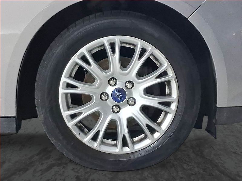 Ford C-MAX (2011) Comfort 1.6 TDCi, Navi - fotka 14 z 19
