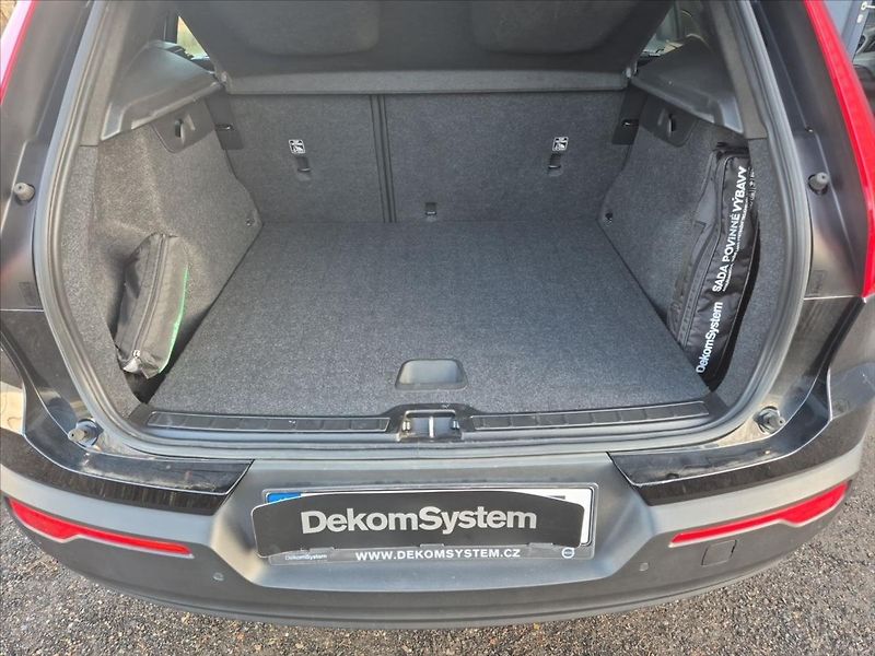 Volvo XC40 1,5 T3 FWD Momentum - fotka 11 z 17