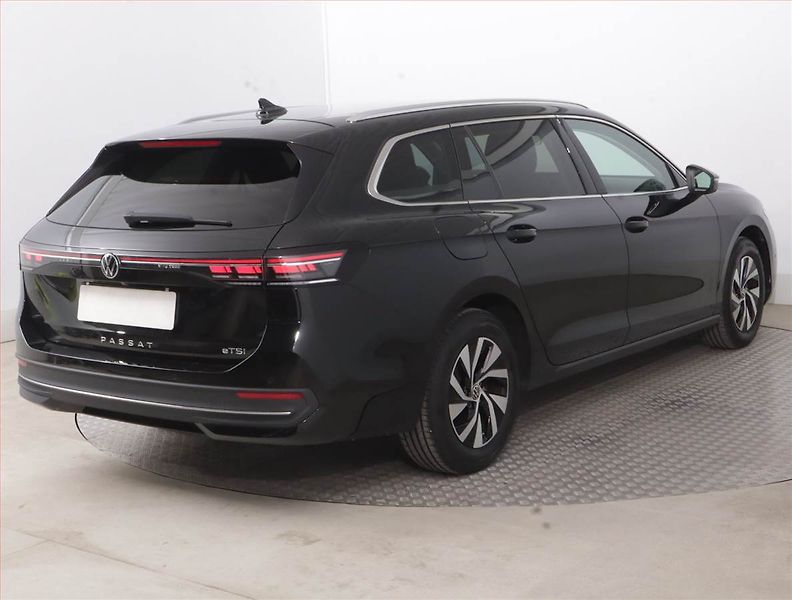 Volkswagen Passat (2024) Business 1.5 eTSI ACT - fotka 5 z 16