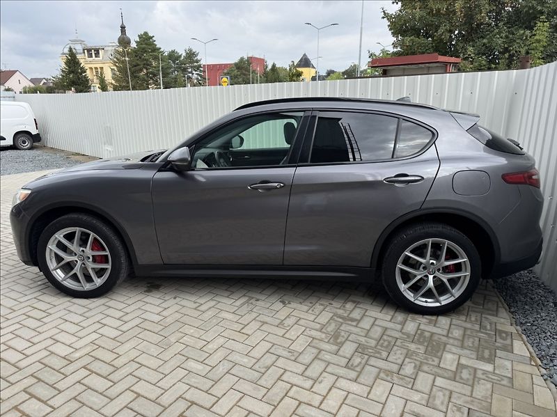 Alfa Romeo Stelvio 2,0 T 206kW Q4 AT8 ZF 4X4 - fotka 4 z 50