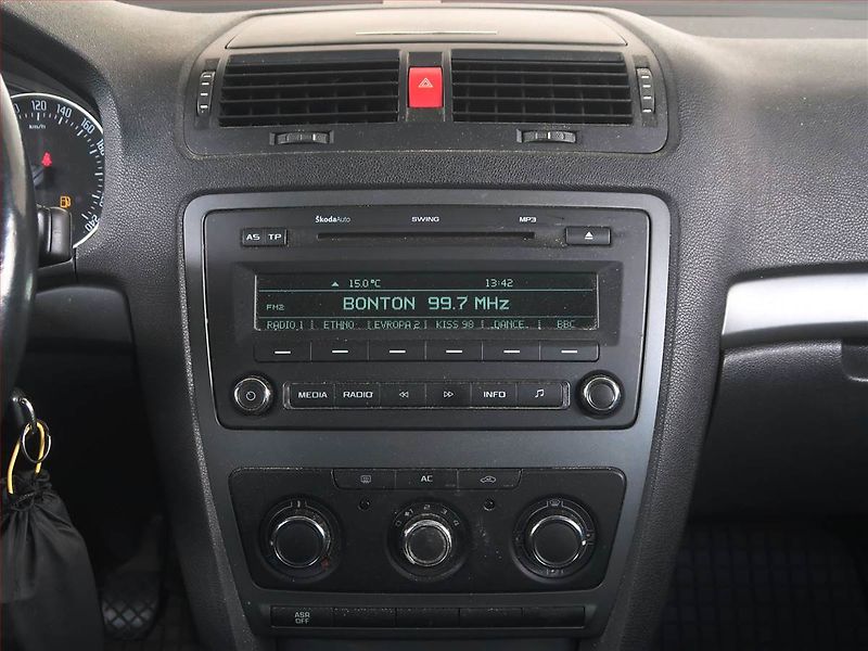 Škoda Octavia (2012) 1.2 TSI, po STK, slušný stav - fotka 12 z 14