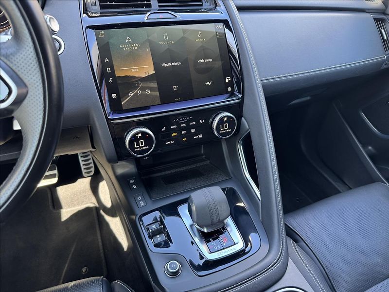 Jaguar E-Pace 1,5 P300e R-Dynamic SE AWD AT - fotka 18 z 34