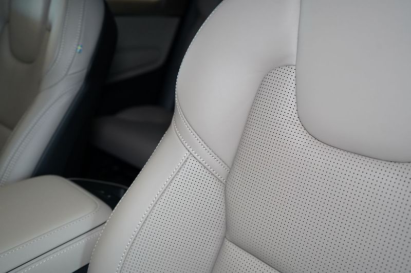 Volvo XC90 B5 AWD PLUS Dark, Vzduch, 360° - fotka 17 z 50