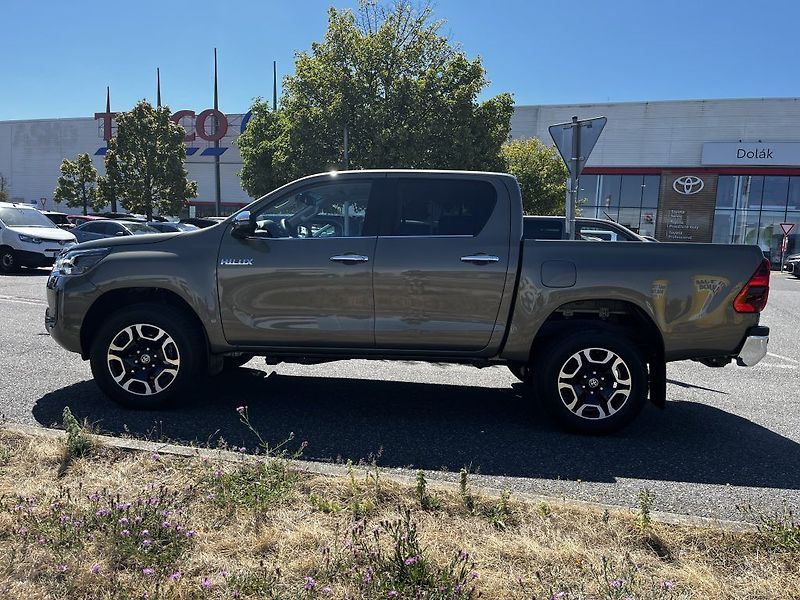 Toyota Hilux 2.8D 4x4 6AT Executive - fotka 9 z 33