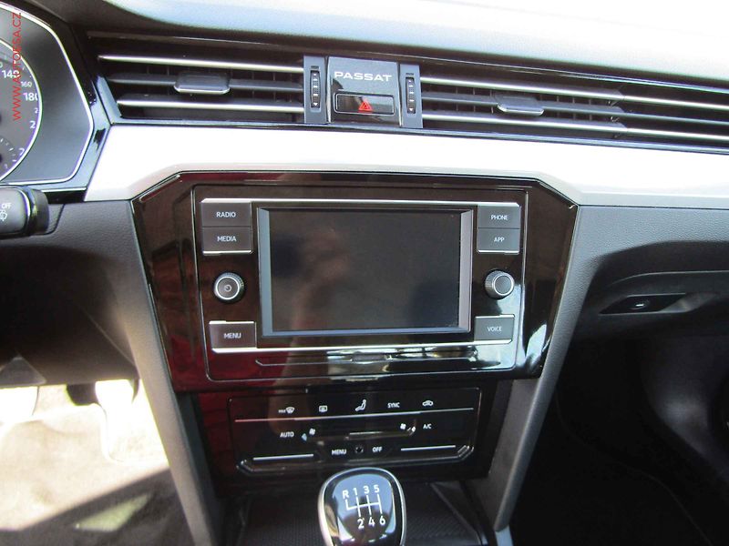 Volkswagen Passat (2020) 1.5 TSi, ČR, LED, park.čidla - fotka 15 z 20
