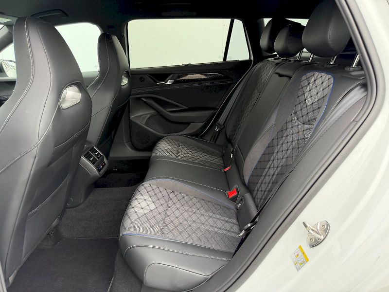 Volkswagen Passat (2024) 2.0 TDI 110 kW R-LINE - fotka 25 z 35
