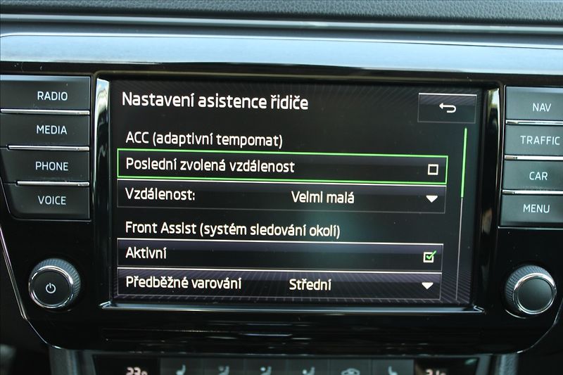 Škoda Superb 2,0 TDI  1.MAJ,A/T,4x4,STYLE - fotka 13 z 47