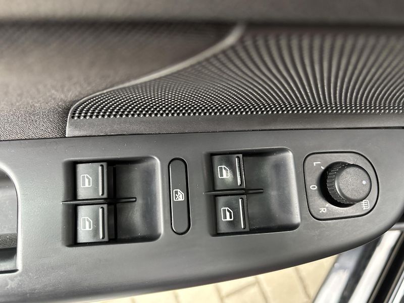 Volkswagen Golf (2013) 1.6 TDI 77kw Manuál - fotka 16 z 19