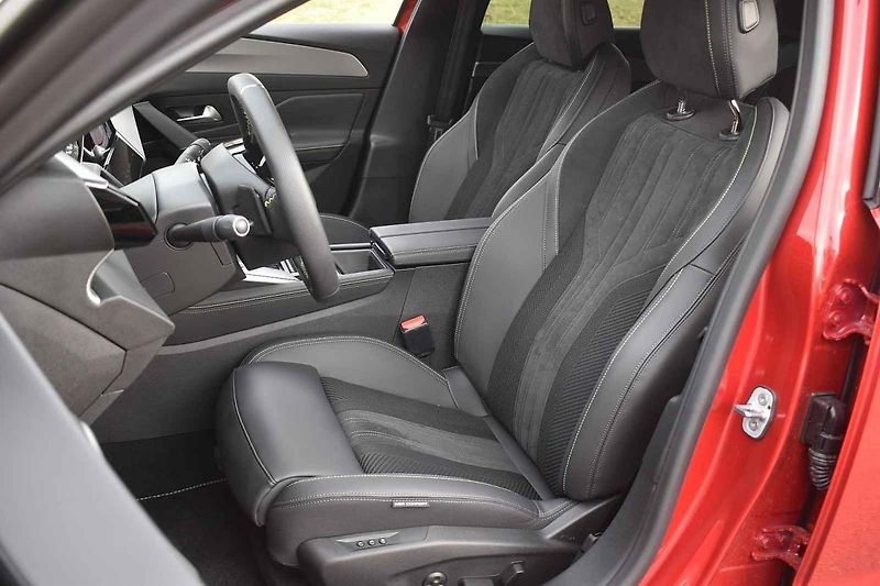 Peugeot 408 je solidně prostorný rodinný vůz s atraktivním vzhledem