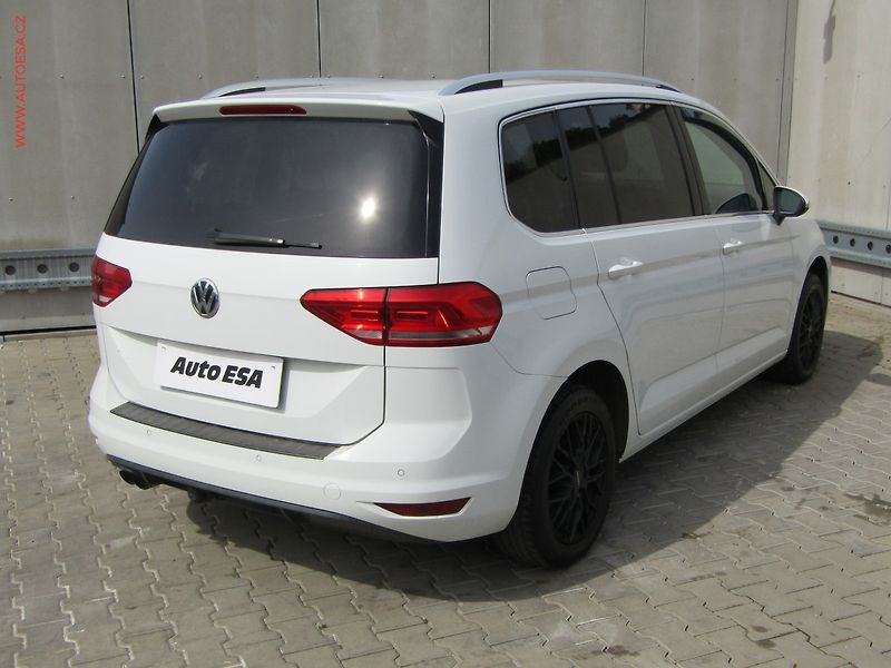 Volkswagen Touran (2016) 2.0 TDi, ČR, DSG, TZ, park - fotka 4 z 20