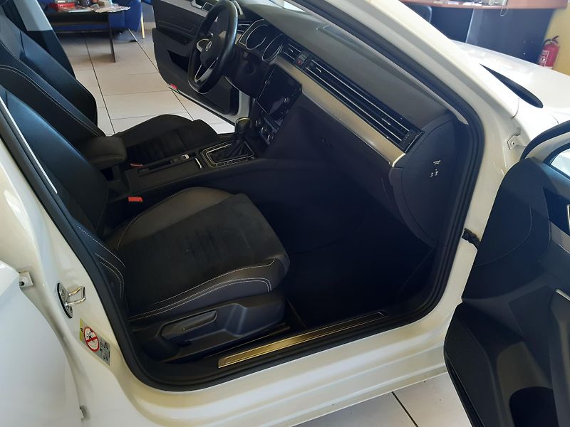 Volkswagen Passat 2.0 TDI COMBI NAVI LED APP  - fotka 26 z 28