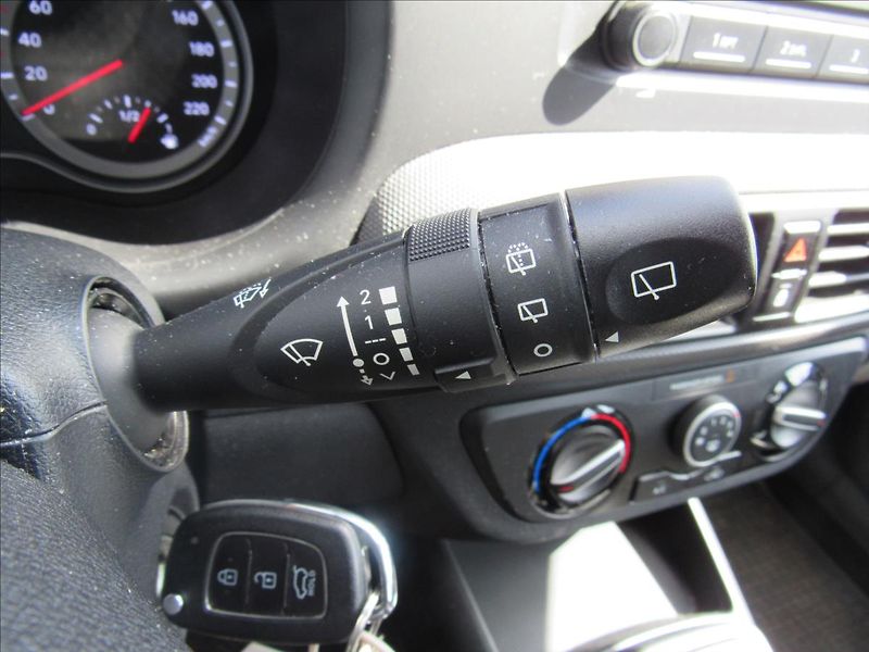 Hyundai i10 1,0 MPi 49kW - fotka 18 z 28