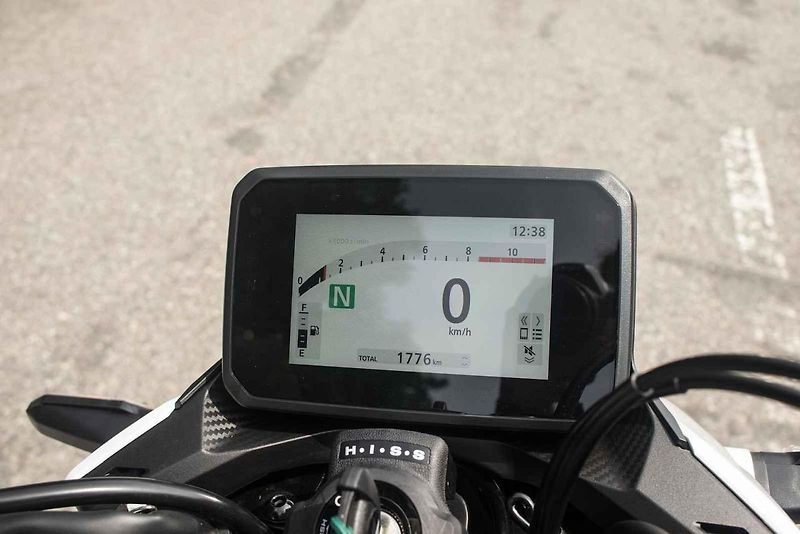 Na pohled velká motorka bude ergonomicky příjemná i pro holky a menší jezdce.