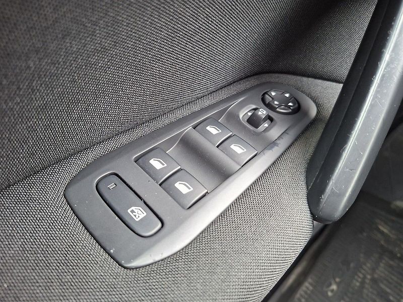 Peugeot 308 SW ALLURE 1,6 BHDi 120k M6 - fotka 26 z 26