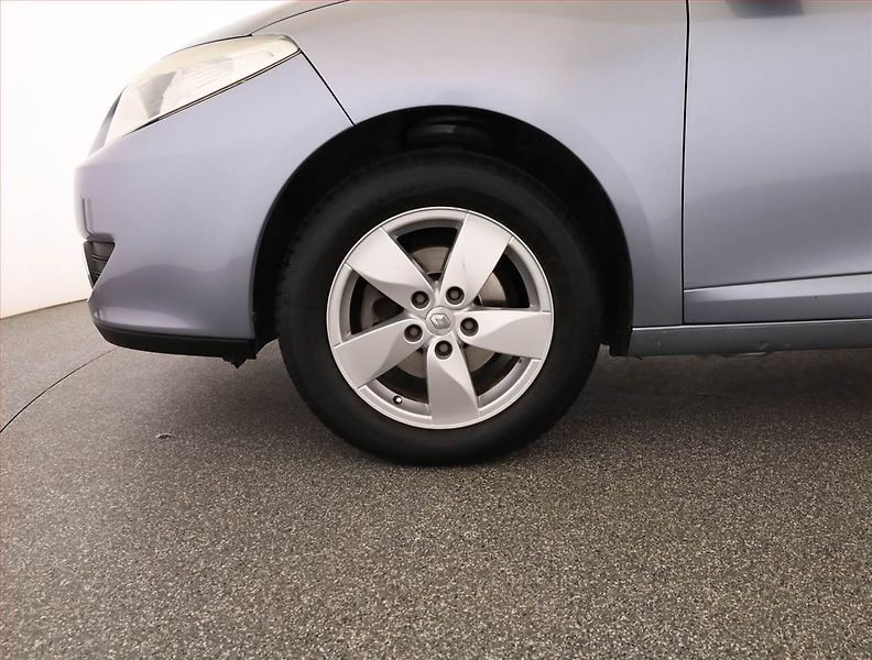 Renault Fluence (2010) 1.6 16V, po STK, dobrý stav - fotka 14 z 14