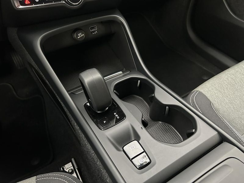 Volvo XC40 2.0  B4 Momentum Pro - fotka 29 z 31