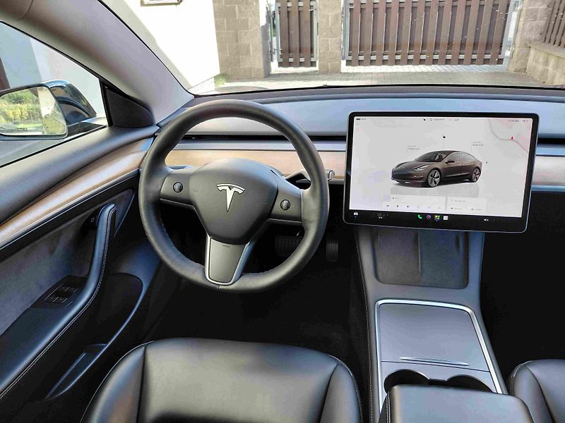 Tesla Model 3 RWD StandardRange - fotka 12 z 17
