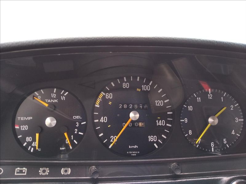 Mercedes-Benz 200 2,0   200 D 123 - fotka 12 z 13