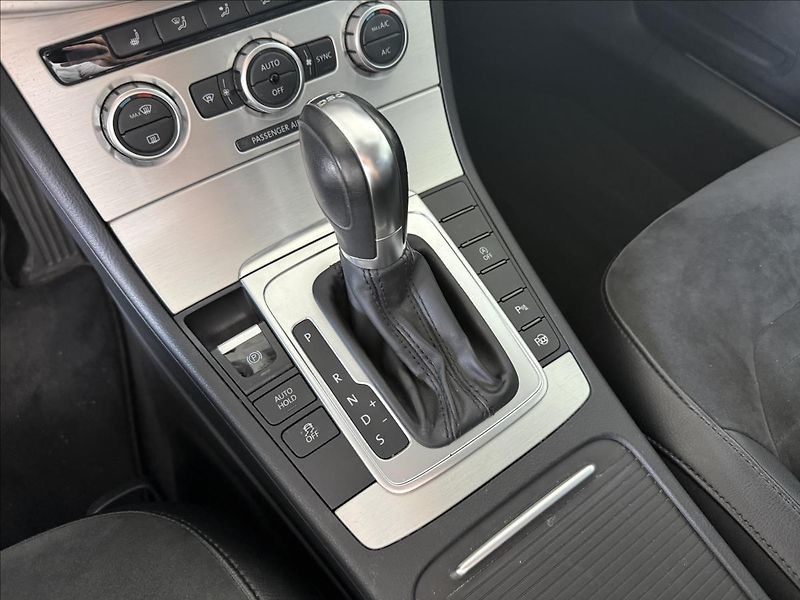 Volkswagen Passat 2,0   DSG,HIGHLINE,SERVISKA - fotka 21 z 30