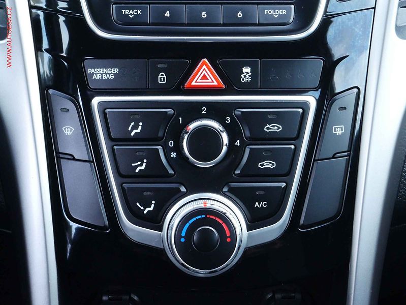 Hyundai i30 (2013) 1.4CVVT, AC, park.čidla - fotka 12 z 14