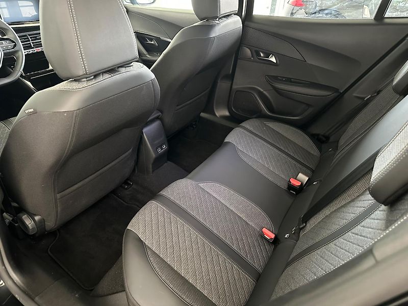 Peugeot 2008 1,2 PT Allure, 96kW, Automat - fotka 8 z 17