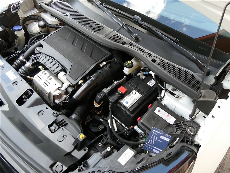 Peugeot 2008 1,2 PureTech 96kW AT8, ALLURE - fotka 42 z 49