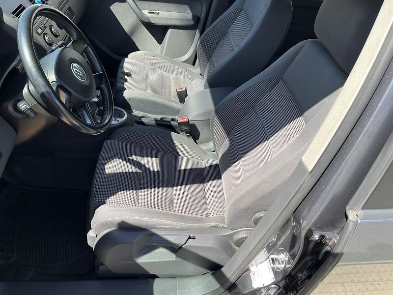 Volkswagen Touran 1.9 TDi DSG Highline - fotka 9 z 27