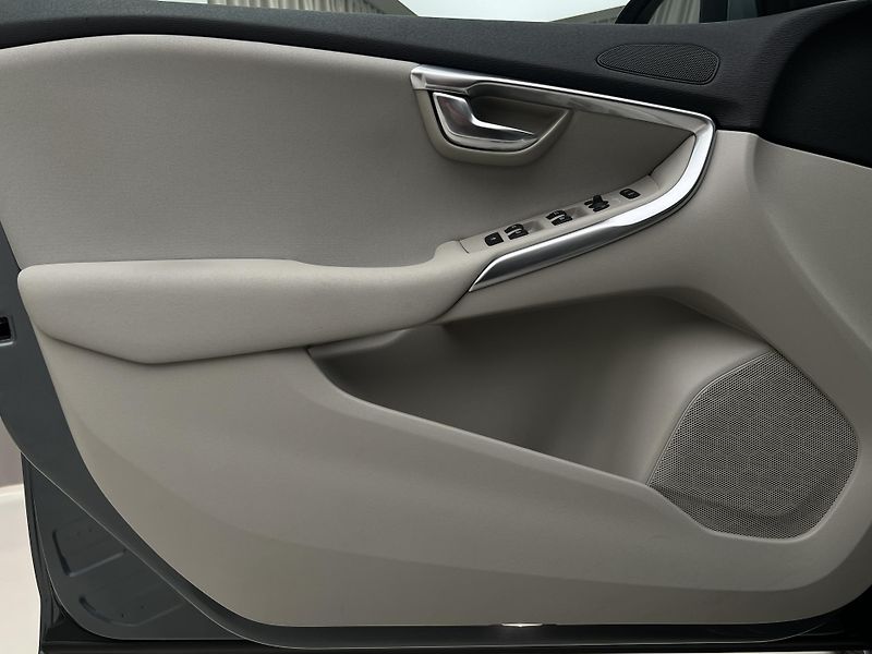 Volvo V40 D2 MOMENTUM MAN - fotka 7 z 38