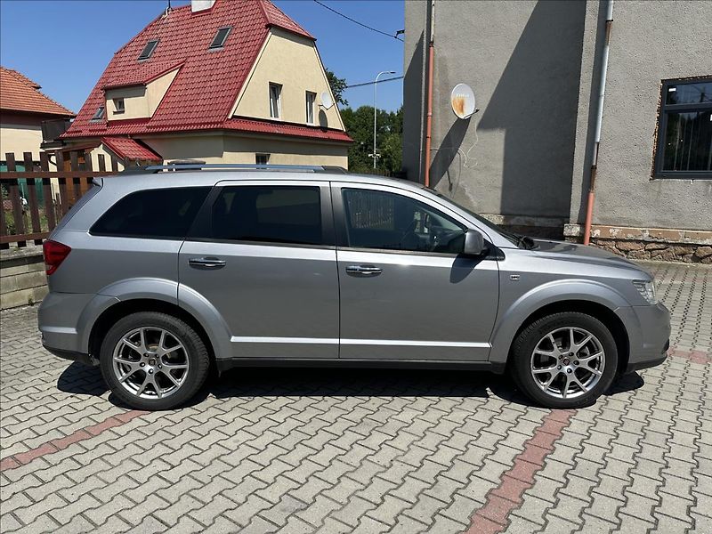 Fiat Freemont 2,0 AUTOMAT 4x4 7.míst - fotka 2 z 32