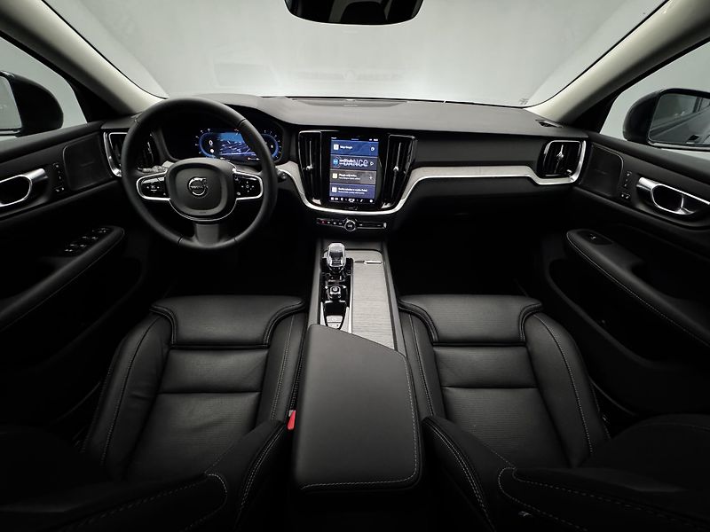 Volvo V60 B4 DARK PLUS AUT  - fotka 2 z 49