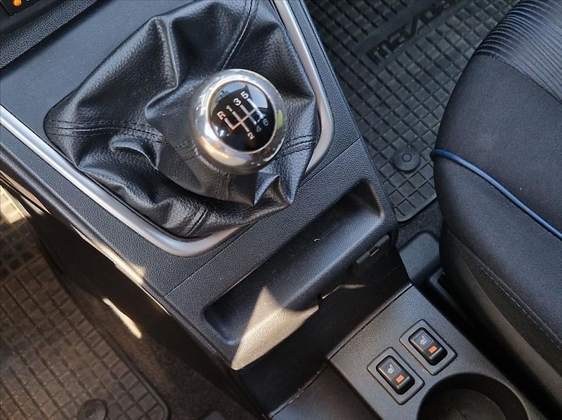 Mazda 5 1,6 MZR-CD 85kW 7MÍST +ALUZIMA - fotka 27 z 29