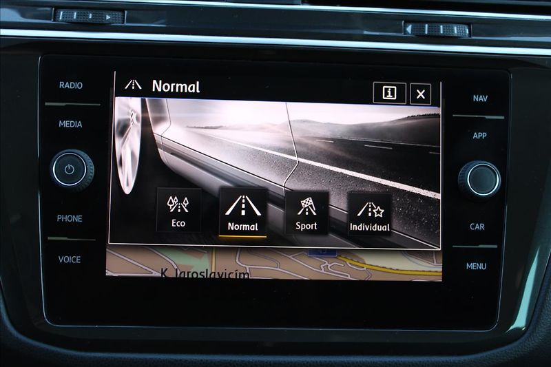 Volkswagen Tiguan 2,0 TDI  1.MAJ,A/T,4x4,R-LINE - fotka 12 z 41
