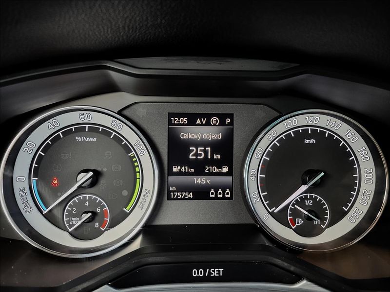 Škoda Superb 1,4 TSI,PHEV,DSG,LED,NAVI,VÝHŘ - fotka 22 z 47
